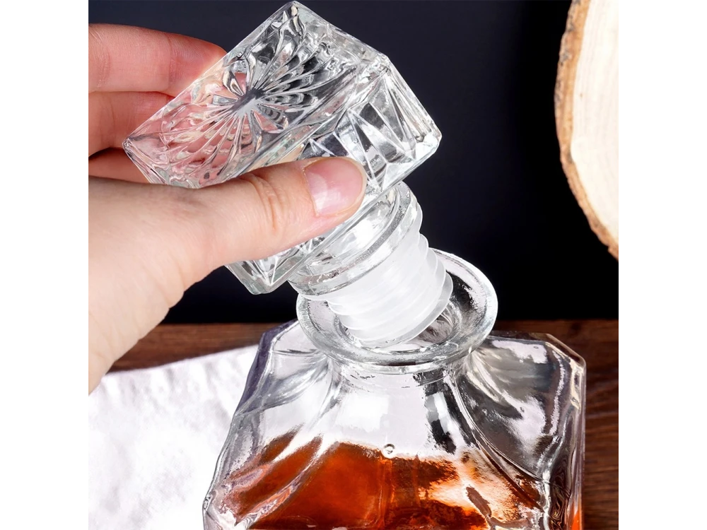 Vilde Whisky Glasses & Bottle Set - Whiskey Set, with 4 Glasses & Bottles